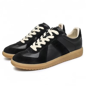 Zapatillas de estilo alemán vintage para hombre, de cuero genuino, planas, informales, para caminar. - Product Image 2