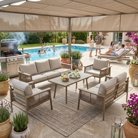 Ensemble de canapés d'extérieur modernes en aluminium et rotin tressé 7 places avec table basse à lattes pour villa, jardin, parc et hôtel