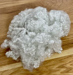 Vikohasan, Fibra de Poliéster 100% Reciclada GRS, Grado 7D 64mm, Relleno Sintético 100%, Blanco Sólido, Reciclable - Product Image 3