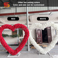 Lengkungan hati Hydrangea lengkungan bunga merah muda latar belakang pengajuan Hari Valentine romantis halus untuk pernikahan