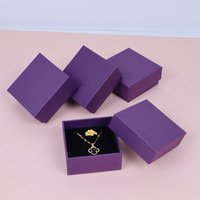 Boîte à bijoux carrée en papier violette avec couvercle et base, en stock, prête à l'emploi, pour bagues, boucles d'oreilles, clous d'oreilles, colliers, bracelets – Emballage cadeau parfait