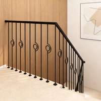 Balustrades en fer forgé artistiques, main courante d'escalier, designs de balustrades métalliques, fuseaux dans l'escalier de la villa