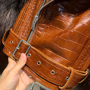 جاكيت نسائي من الجلد الطبيعي للدراجات النارية، جاكيت شتوي بني من الجلد مع فراء، جاكيت جلد بنقشة جلد التمساح - Product Image 4