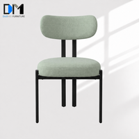 Chaise de salle à manger moderne DM, assise ronde en lin crème, structure tubulaire noire mate, dossier fendu, couleur personnalisée OEM, vente en gros