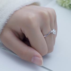 แหวนเมสซี่ จิวเวลรี่ MSR-657 ทองคำขาว 18k ประดับเพชรโมอิสซาไนต์ทรงกลม 7 มม. ขายส่ง - Product Image 4