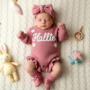 Combinaison en coton brodée avec nom personnalisé, chaussettes assorties et chapeau ou bandeau en option – Vêtements chauds d'automne pour bébé - Product Image 4