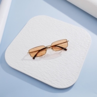 Lunettes de soleil étroites en métal de luxe, style vintage, design minimaliste, petites lunettes de soleil rectangulaires