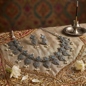 DIVYORO Ensemble collier et boucles d'oreilles en argent oxydé avec pierre bleue motif feuille pour femme, idéal pour les fêtes et les fiançailles, pendentif de créateur classique - Product Image 3