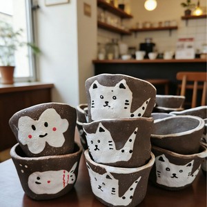Portavelas de Cerámica Hecho a Mano con Diseño de Gato Adorable, Decoración Ecológica para el Hogar - Product Image 1