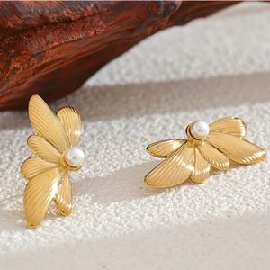 Boucles d'oreilles clous papillon en acier inoxydable plaqué or 18 carats, anti-ternissement, avec perles et ailes géométriques, pour femme - Product Image 5