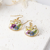 Boucles d'oreilles fleur pressée en forme de chat unique faites à la main en résine de fleurs sauvages véritable fleur sèche boucles d'oreilles bijoux pour femmes