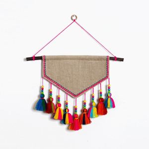 Décoration murale indienne en lin brodé triangulaire avec pompons multicolores, Joyeux Diwali - Product Image 4