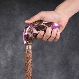 ไม้เท้าทำจากเรซิ่นและไม้ ออกแบบมาสำหรับผู้สูงอายุและการเดินเล่นกลางแจ้ง ผสมผสานความทนทาน ความสะดวกสบาย และความสง่างาม - Product Image 2