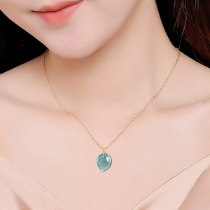 Pendentif en émeraude naturelle bleue en forme d'eau, serti d'or 18 carats et avec un pendentif en jadéite de qualité glace. - Product Image 1