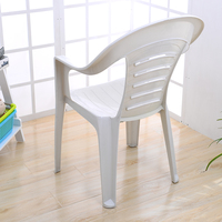 Chaise d'extérieur en plastique blanche légère et empilable avec dossier pour événements, villas et parcs