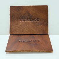 Étiquettes de vêtements personnalisées en cuir PU gaufré écologique, découpe droite, impression par transfert thermique, design couleur sur mesure pour