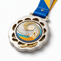 Médaille de récompense personnalisée en alliage de zinc moulé sous pression, durable, pour course à pied en trail, sports d'aventure en plein air, gravure sur le dos, plaqué argent, festonné
