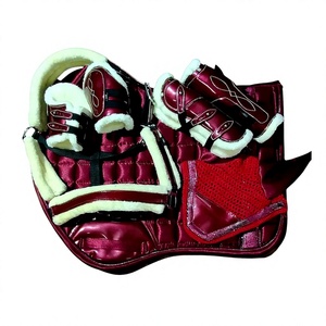 Ensemble de tapis de selle de luxe en cuir PU brillant personnalisable avec bordure réfléchissante pour dressage et saut d'obstacles en satin - Product Image 1