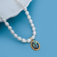 Collar de perlas de agua dulce naturales blancas al por mayor con colgante de nácar verde pavo real, joyería de caja de regalo para mujer