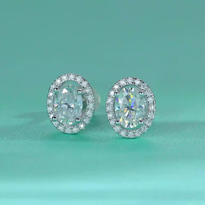 Orecchini a Perno Geometrici Ovali per Donne con Accenti in Cristallo, Accessori Minimalisti per Uso Quotidiano - Product Image 2