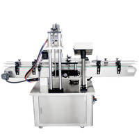 Machine de capsulage linéaire automatique pour bouteilles, avec système de serrage de couvercles et alimentateur à vis pour pompes à piston