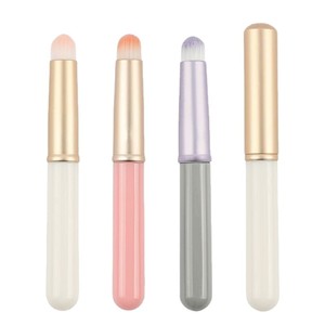 Brocha de Labios de Fibra Sintética con Tapa, Mango de Plástico, Aplicador Multiusos para Brillo Labial y Bálsamo, Herramienta Cosmética, Venta al por Mayor de Fábrica - Product Image 1