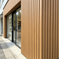 Panneau mural extérieur en composite bois-plastique résistant aux intempéries et aux décolorations pour la rénovation de façade de magasin