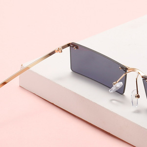 Super caldo di vendita signore <span class=keywords><strong>Vintage</strong></span> senza montatura rettangolo <span class=keywords><strong>occhiali</strong></span> <span class=keywords><strong>da</strong></span> <span class=keywords><strong>sole</strong></span> alla moda blu e rosso telaio materiale PC <span class=keywords><strong>occhiali</strong></span> <span class=keywords><strong>da</strong></span> <span class=keywords><strong>sole</strong></span> per le donne - Product Image 3