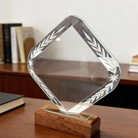 Op maat gemaakte kristallen award-trofee met houten voet, premium glazen plaquette, ideaal voor werknemerswaardering & kwartaalprijsverdeling