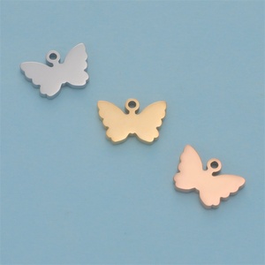 Collier pendentif papillon plaqué or 18 carats pour enfants, breloques personnalisables en acier inoxydable, couleur et taille personnalisables, vente en gros - Product Image 1