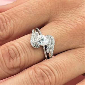 Anello di Fidanzamento Q322 per Donna in Oro Bianco con Diamante Taglio Brillante Rotondo Colore G Naturale e Pietre Laterali - Product Image 2