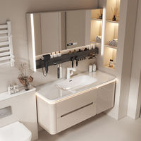 Ensemble de meuble-lavabo de salle de bain moderne de couleur crème avec vasque en céramique intégrée, miroir, armoire et coiffeuse