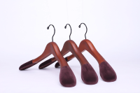 Factory Supply Custom Logo Birch Wood Walnut Wide Shoulder Hangers for Luxury Suit Clothes Eco-Friendly Wardrobe & Fashion Store