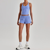 Ensemble 2 pièces pour femme : Haut à manches courtes dos ouvert et découpes, et short cycliste taille haute froncé effet push-up pour le yoga et la gym