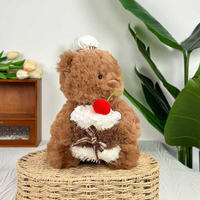 En gros, Nouveau Ours en peluche mignon et doux, assis, tenant un gâteau d'anniversaire, modèle de chef pâtissier marron