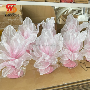 ของตกแต่งโต๊ะงานแต่งงานรูปดอกไม้ขนาดใหญ่สีชมพูขาว ทำด้วยผ้าออร์แกนซ่า งานแฮนด์เมด ถอดประกอบได้ สวยงาม หรูหรา ใช้ซ้ำได้ - Product Image 4