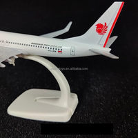 Modèle de chasse en alliage Indonesia Lion Air B737 avec trains d'atterrissage 20CM 1/300 Die Casting Collectible Model Toys