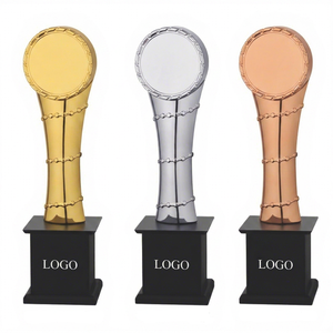 Trophée de reconnaissance élégant avec structure métallique haut de gamme et finition polie de qualité supérieure, trophées métalliques gravés sur mesure. - Product Image 1