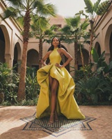 Robe de soirée en satin LM D385 Chartreuse à col halter, corsage ajusté, fente haute ample, superpositions volumineuses et traîne au sol, robe de cérémonie