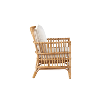 Ce fauteuil en rotin naturel, fabriqué à la main et respectueux de l'environnement, avec des coussins moelleux, est idéal pour les espaces de vie intérieurs et extérieurs.