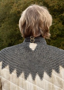 Manto de Obispo Premium con Correas y Hebillas de Cuero, Placa de Acero Histórica Duradera para el Cuello, Diseñada para Exhibiciones - Product Image 3