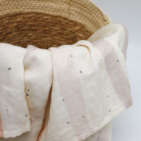 Selimut Swaddle Muslin Putih Lembut dan Bernapas dengan Bintang Emas yang Ceria dan Aksen Abu-abu yang Halus untuk Bayi Baru Lahir dan Bayi