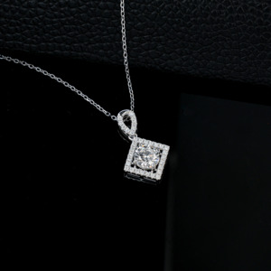 Collier classique en forme de princesse avec halo de diamants de laboratoire, pendentif solitaire à taille ronde avec accents pavés en argent 925 - Product Image 3