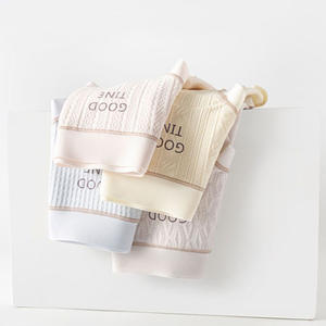 Culottes pour femmes nouvellement lancées, imprimées de lettres, en tricot texturé, détails minimalistes, imprimé de mots, bordure extensible, matière respirante - Product Image 3