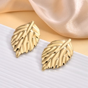 Boucles d'oreilles clous EH300 unisexe, design européen et américain, plaqué or 18 carats, bijoux haut de gamme en acier inoxydable froissé en forme de feuille - Product Image 2