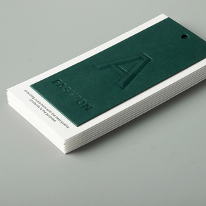 Tùy Chỉnh Sang Trọng Đặc Biệt Giấy Dập Nổi Quần Áo Màu Xanh Lá Cây UV Treo Thẻ Chuỗi Thân Thiện Với Môi Quần Áo Nhãn Hiệu ứng 3D - Product Image 4