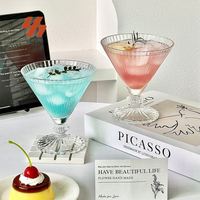 Verre à cocktail créatif à rayures en relief, coupe à martini triangulaire à pied court, polyvalent pour les desserts glacés et les boissons