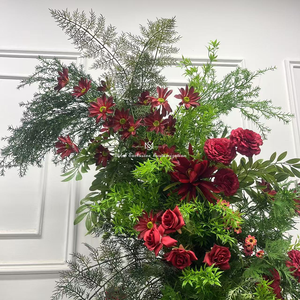 Arche florale en corne de mouton, style New Forest, avec herbe verte et roses rouges, pour événements en milieu végétal et décoration d'ambiance - Product Image 5