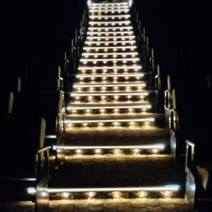 Installation de cinéma maison professionnelle avec sièges inclinables, éclairage LED pour allée et confort premium - Product Image 4