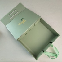 Boîte cadeau rigide pliable de luxe en carton vert avec logo estampé or, boîte cadeau magnétique pour boutique de vêtements et de cosmétiques